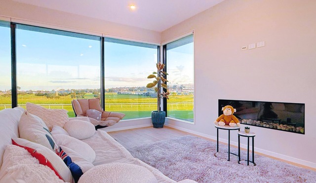 Panoramic Racecourse View - A Quiet Family Villa Over the Turf