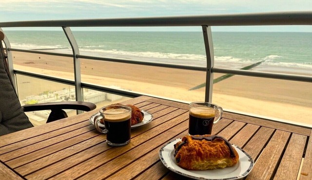 Panoramic sea view | Balcony | Waterfront | Pedestrian promenade | Westende | 2p