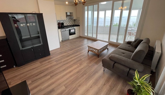 Panoramic Sea View, Sunny top floor, Walk to Sea