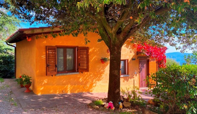 Panoramic small house with private pool, situated in the hills above Cortona. Set in a quiet and sec