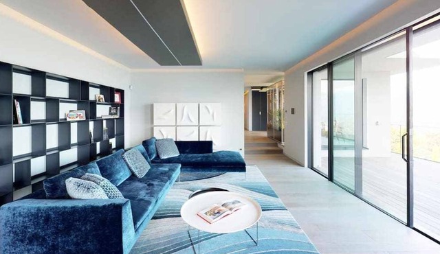 Panoramic villa on the lake