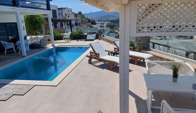 Panoramic view - modern apartment with large private pool area, beach 1km