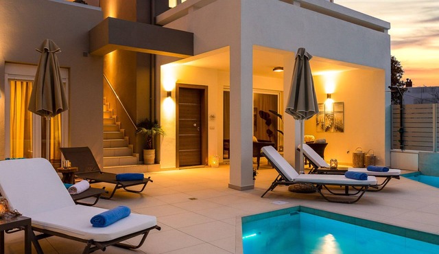 Panoramic views, 2 pools, gym, BBQ, close to shops!