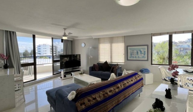 Panoramic Views, 2BR Apt, Walk to Beach