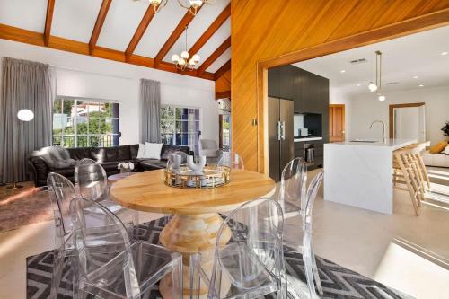 Panoramic Views 5BR 3BTH Family Home
