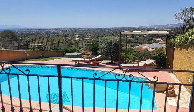 Panoramic Villa with private pool and whirlpool, green lawn and free wifi