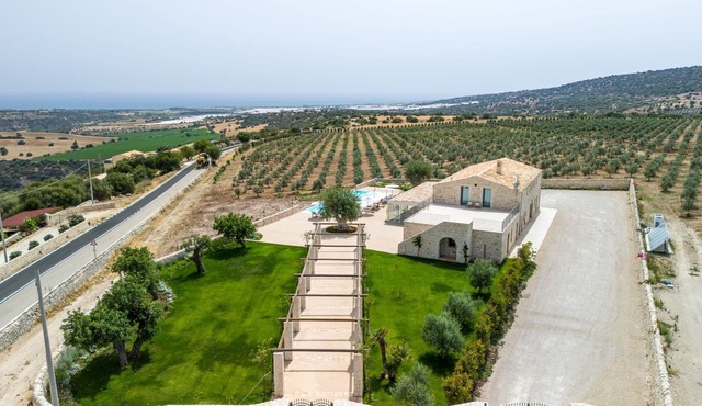 Panoramic villa for groups: garden, large infinity pool, large veranda.