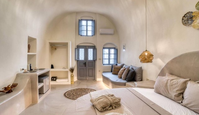 Panoramic Villa in Akrotiri with Stunning Views