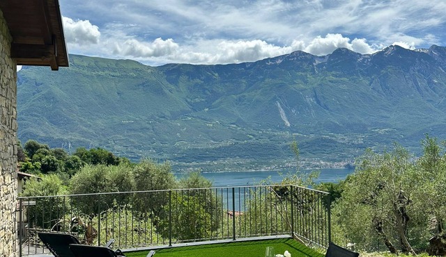 Panoramic villa overlooking Lake Garda and mountains, a stone's throw from Limone sul Garda