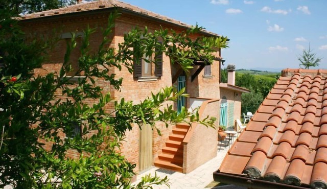 Panoramic villa surrounded by vineyards and olive groves, 5 km from Montepulciano and Torrita di Sie