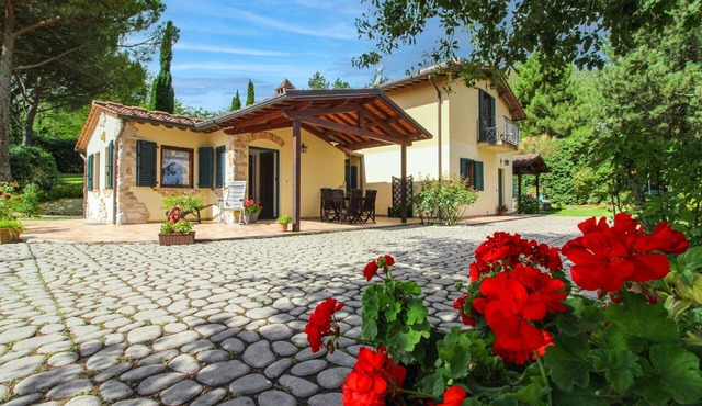 Panoramic villa with private swimming pool and Jacuzzi, 8 km from Arezzo. A good starting point to v