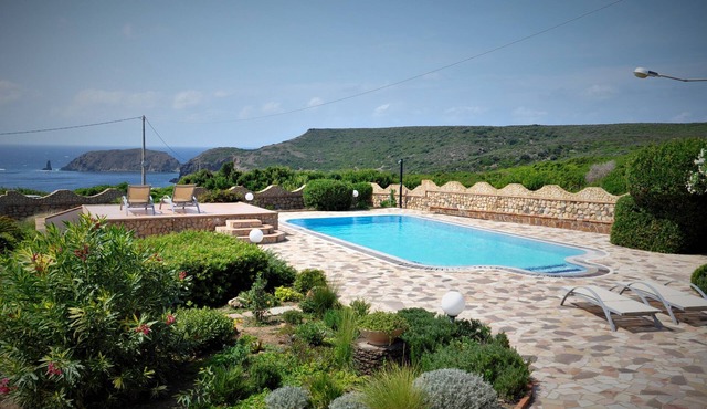Panoramic villa with swimming pool, facing the sea