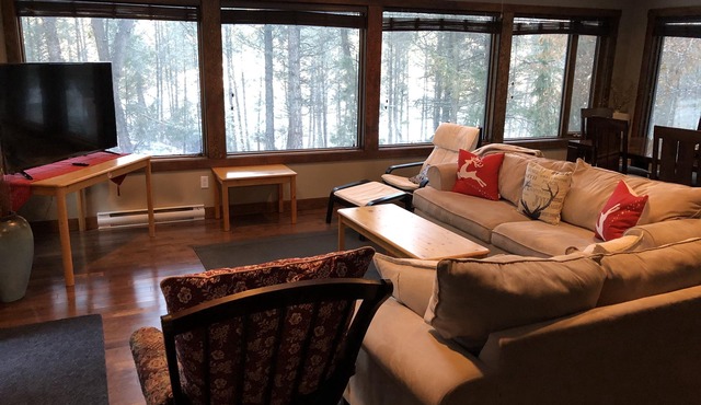 Panoramic Woodlands Retreat w Hot Tub; just walking distance to Lake Windermere