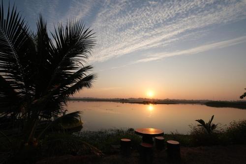 Pao's Baan Suan Home Stay Red Lotus Lakeside 01