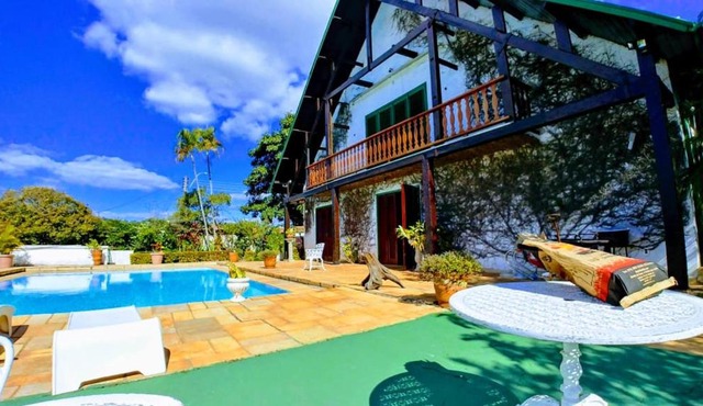 Paraíso com piscina e lareira no centro