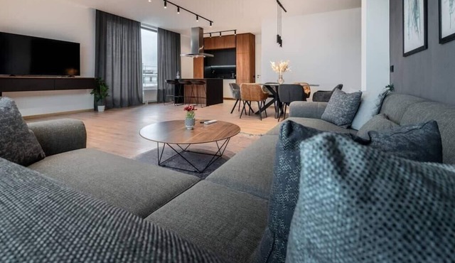 Paradise 4bdrm Luxury Apartment with Garage