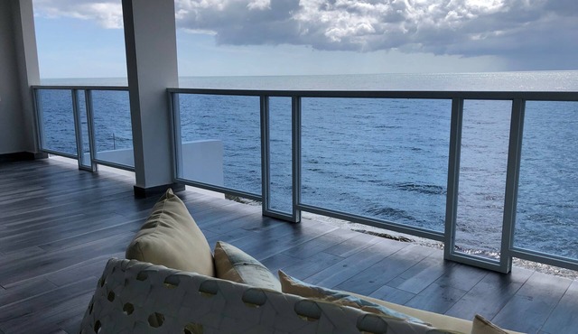 Paradise Beachfront Villa, 3 bedroom/2bath, walk to beach, WiFi, full A/C, kayak