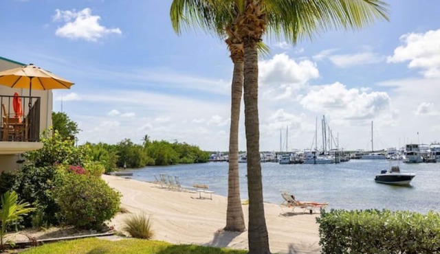 PARADISE FOUND! 3 BD townhome in BEACHFRONT Executive Bay Club in Islamorada, FL