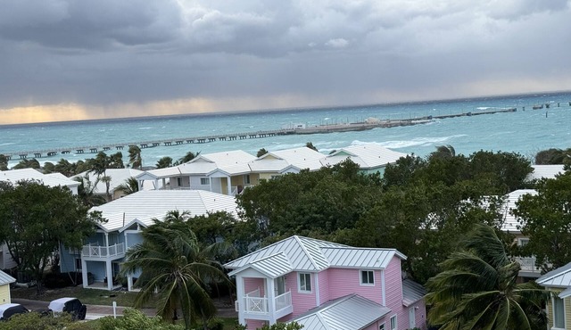 Paradise Found! Cozy 2-bedroom condo with AC and WiFi in fabulous Bimini Bay