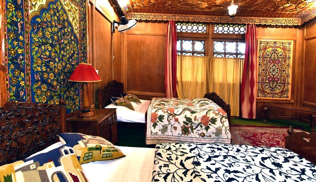 'Paradise Found' - Get away from it all Houseboat