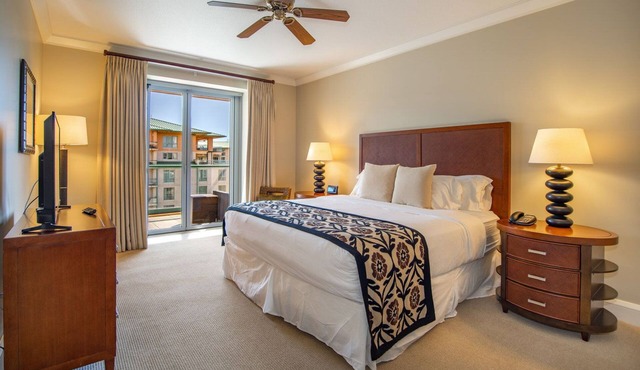 Paradise Found! Short Drive to Kapalua Airport! Onsite Parking and Swimming Pool