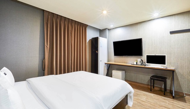 Paradise Hotel
