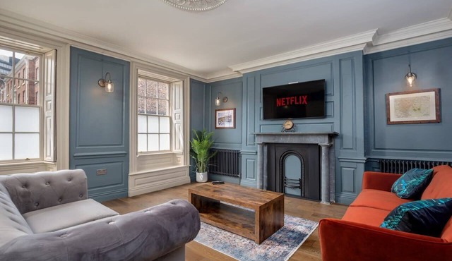 Paradise Square Remodelled 18th Century Apt 1