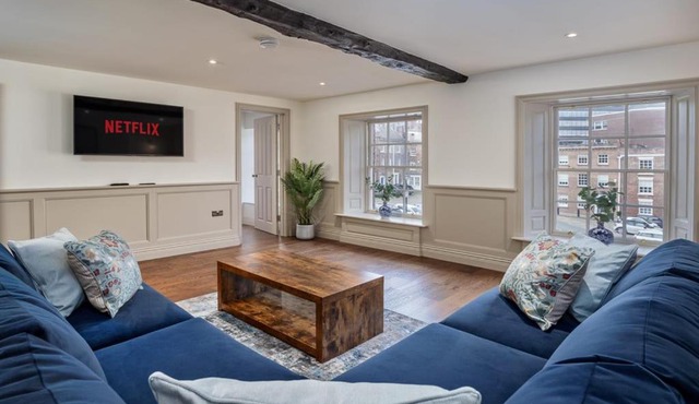Paradise Square - Remodelled 18th Century Apartme