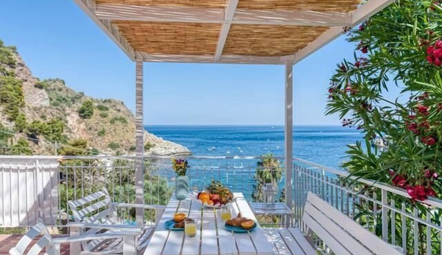 Paradisea Taormina Puutarhan Edessä