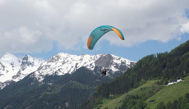 Paragliding experience in Fulpmes in the Stubai Valley