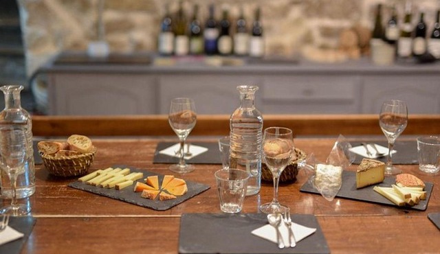 Paris Small-Group Cheese and Wine-Tasting Experience