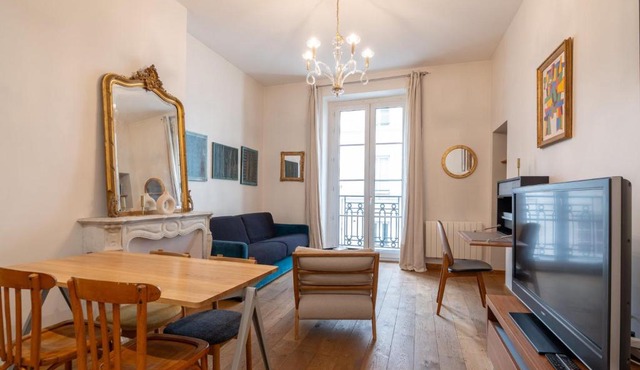 Parisian Elegance - Refined 1BD in Le Marais
