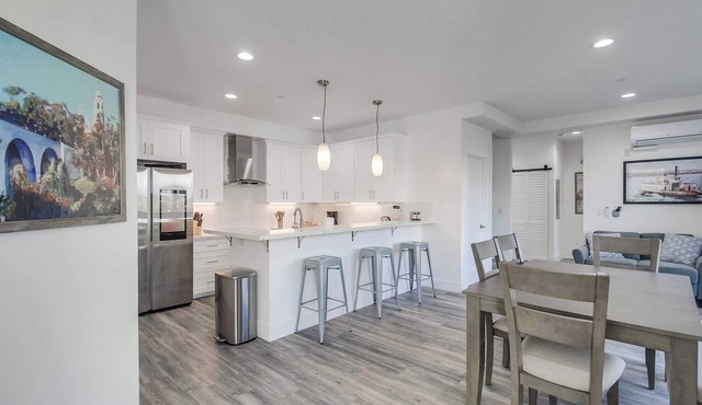 Park Blvd 304 | Contemporary | Brand New | Cozy