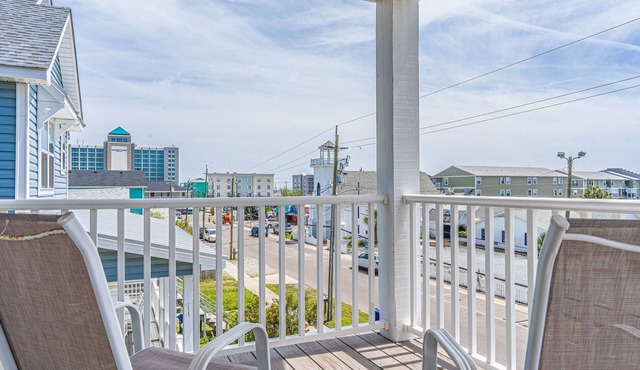 Park once, walk everywhere. Beach, restaurants, boardwalk & coffee. Easy living.