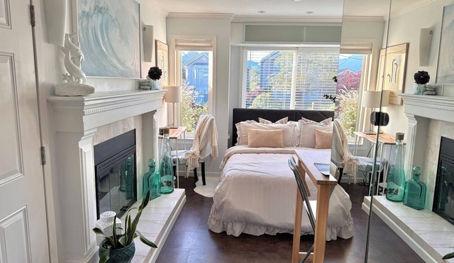 Park Side Getaway! Beautiful studio next to park.