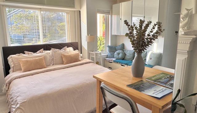 Park Side Getaway! Beautiful studio next to park.
