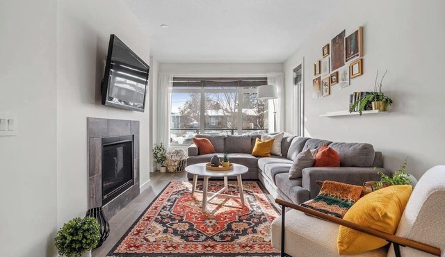 Park Side | King Bed | Min to DT | 3BR | Garage