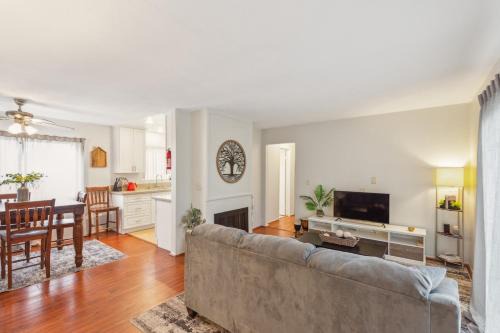 Parking,2bd,2bth,WIFI,Smart TVs,Walk to Food, Fun