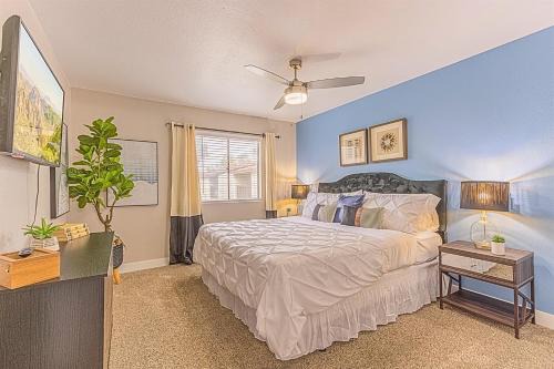 Parking Modern Stay Walk to Dining King Bed