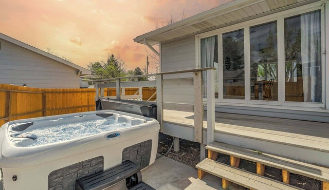 Parkside Haven! Hot Tub , Foosball & Family Fun