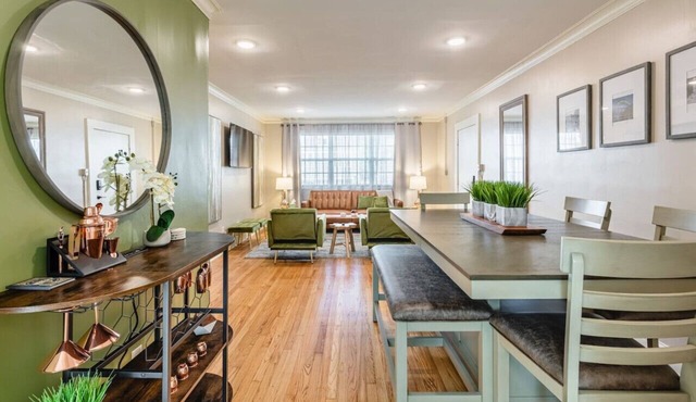 *Parkside KING SUITE in Midtown with FREE parking*