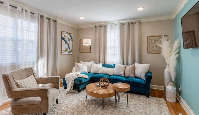 *Parkside KING SUITE in Midtown with FREE parking*