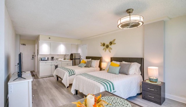 Partial Ocean Views: Daytona Beach Studio!