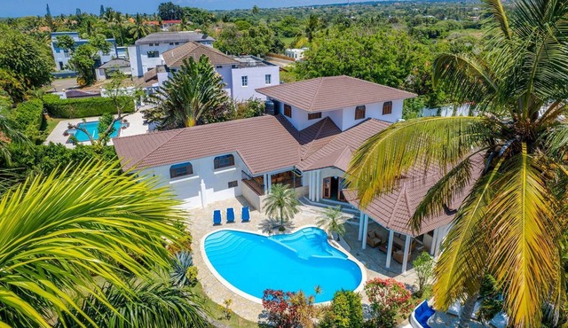 Party complex, 2 villas/2 pools, sandy beach, ping-pong/billiard/Playstation!