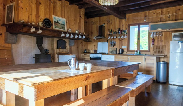 Party House with English Style pub, ideal for reunions and group get togethers
