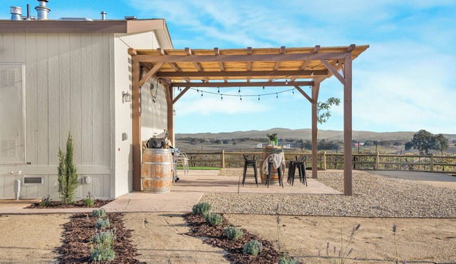 Paso Robles Wine Country Hillside + Panoramic Views + Covered Patio Dining