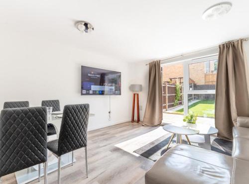 Pass the Keys 2 Bedroom House Free Parking Near Charlton Stn