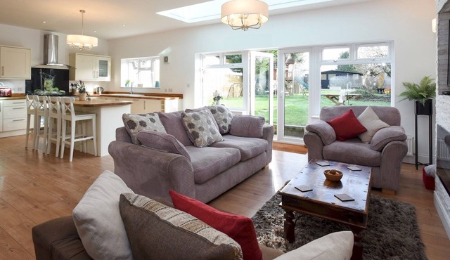 Pass the Keys | Huge 4bed - Sleeps 8 - Great Access To South Coast