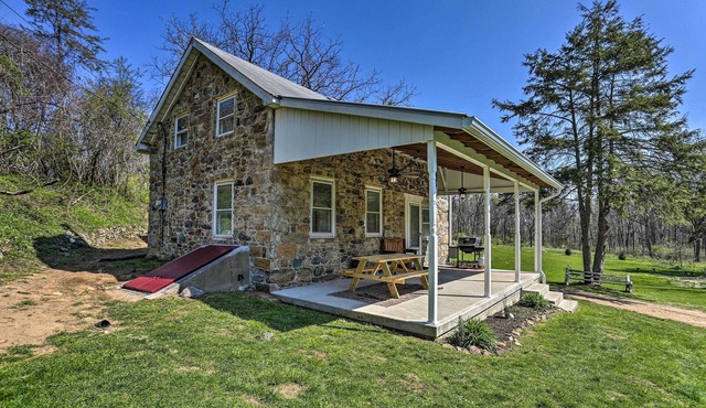 Patio & Fire Pit: Idyllic Cottage in Hellertown!
