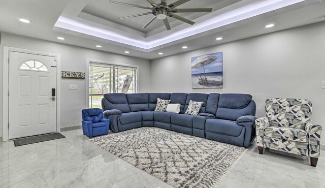 Patio & Grill: Spacious Gem Near Gulf Coast!